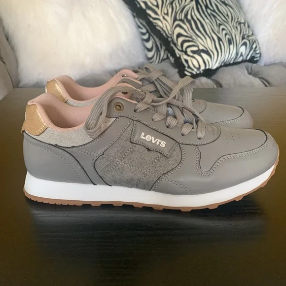 Women Levi’s tennis shoe size 8.5 fits like a 8 - Picture 5 of 10